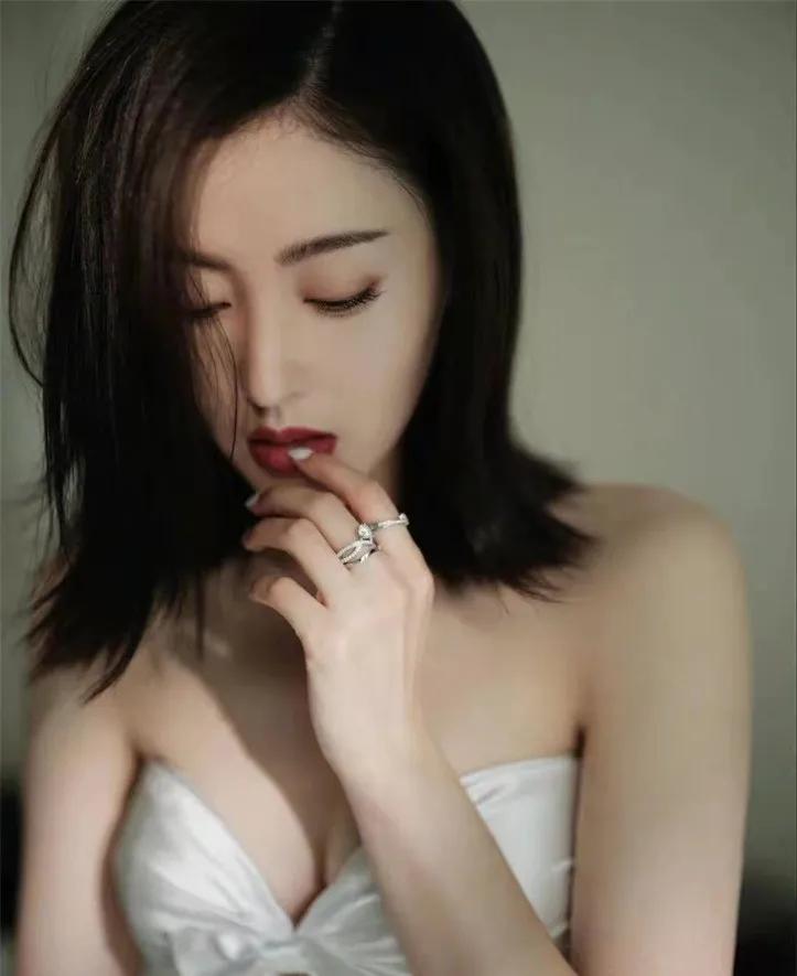 嘴巴有点突出怎么化唇妆,没有唇形怎么画唇妆手把手教