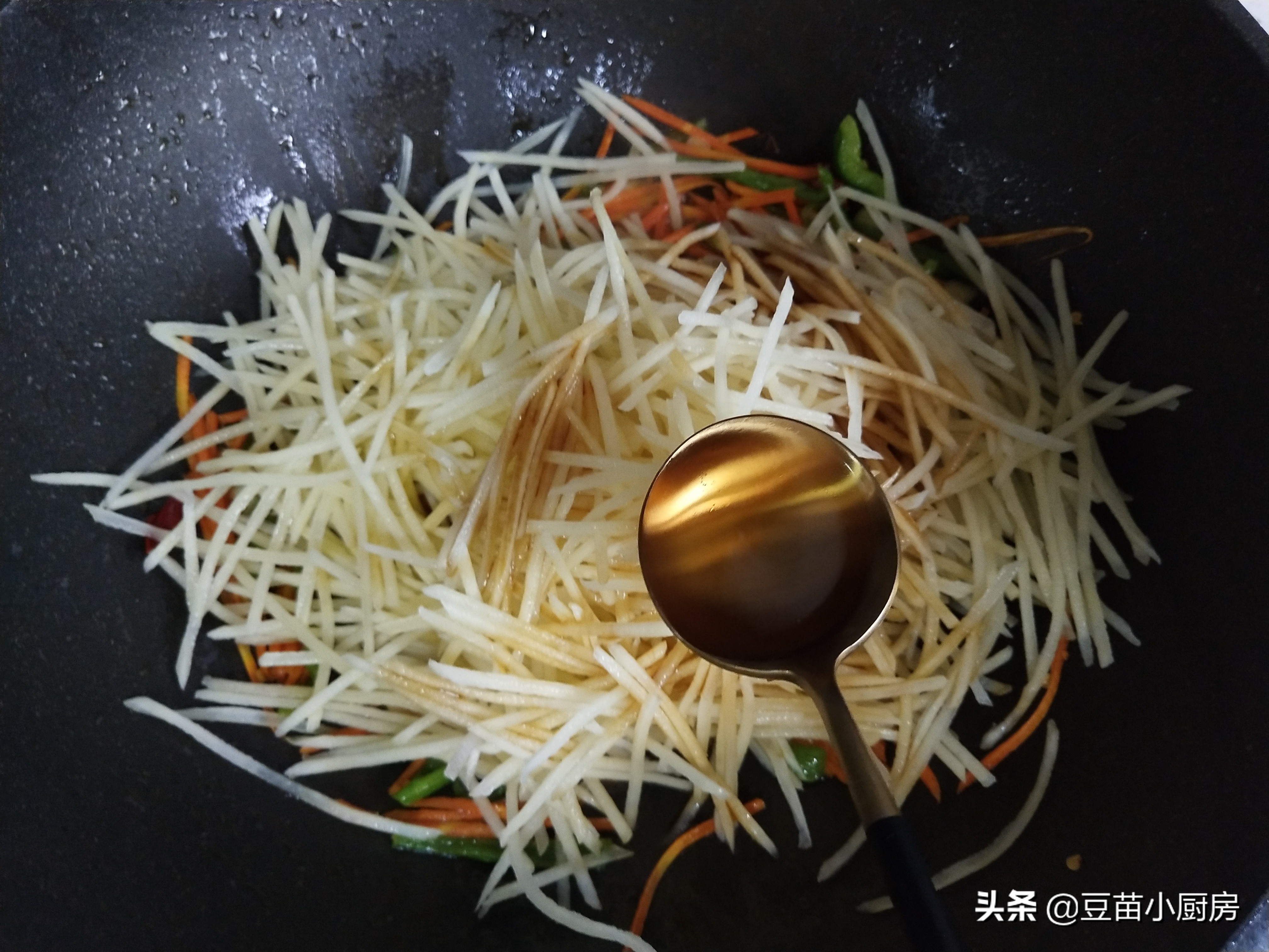 炒土豆丝就糊是怎么回事,炒土豆丝会因为多而不脆