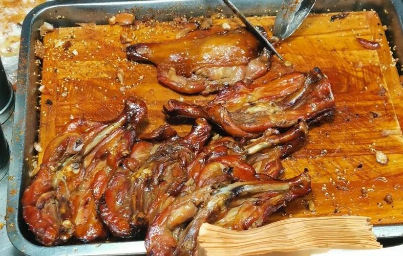 开封大姐卖小吃40年每天排队,开封学校门口小吃