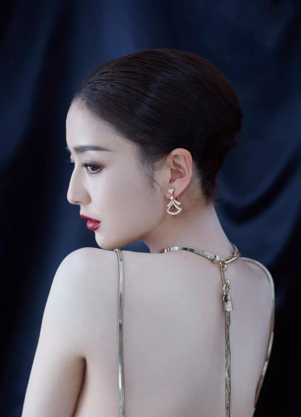 佟丽娅将任春晚主持，却被质疑稳输董卿？但在妆容上她确实赢了..