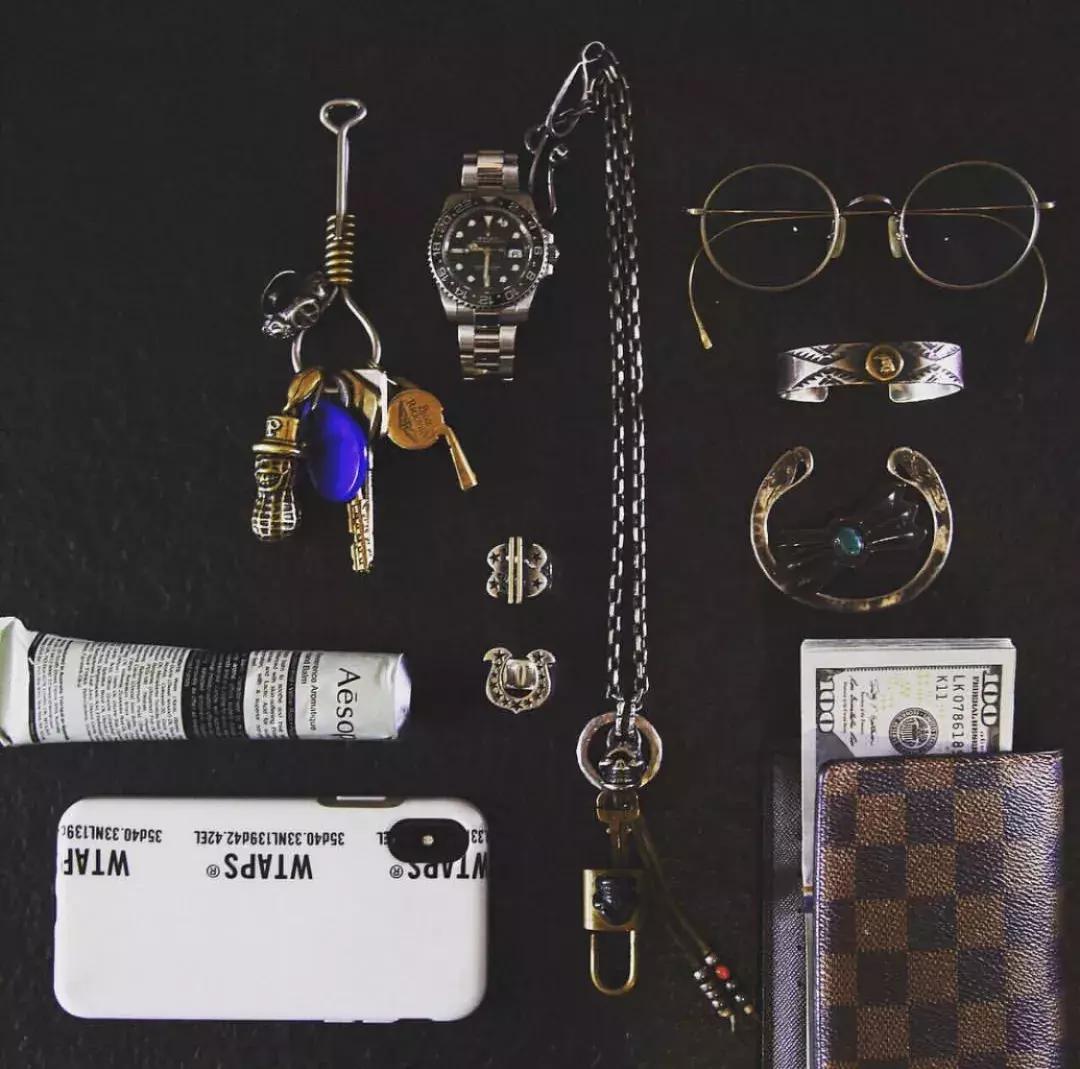 盘点让男生看了爱不释手的东西,男士戴的银饰品高级感