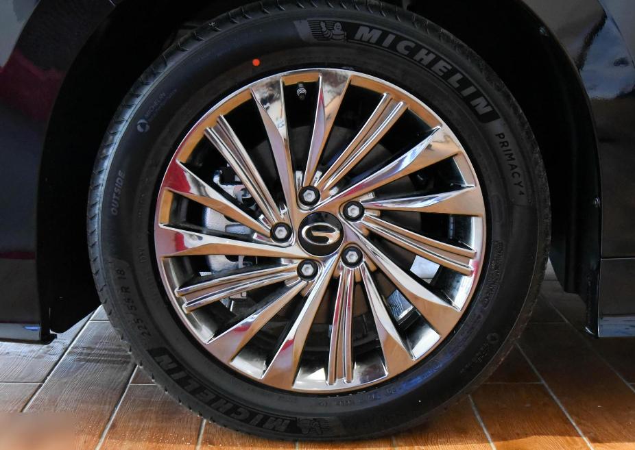 新款传祺m8改装成丰田埃尔法,传祺m8和埃尔法碰撞测试