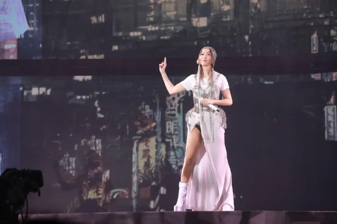 和49岁的她比，流量们的努力好廉价