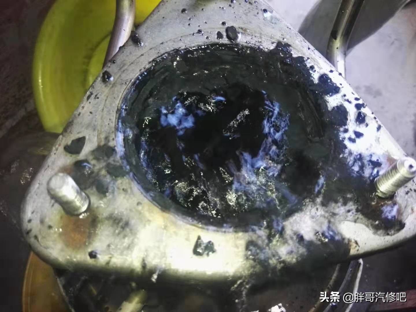 发动机故障灯亮进气温度传感器,发动机灯亮检测进气量传感器故障