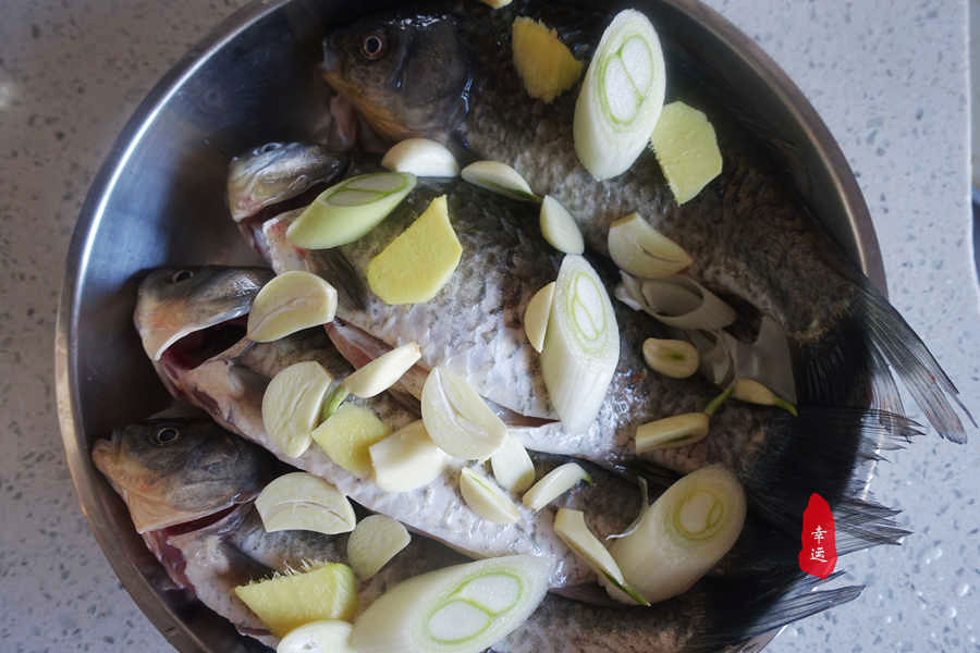 从高压锅中取出完整的酥鱼,真是不容易,它浑身酥软烂要轻拿轻放