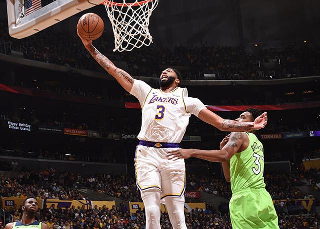 戴维斯双星闪耀,戴维斯和湖人全队起跳庆祝开场