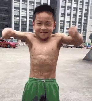 美国腹肌男小孩,8岁肌肉男孩腹肌