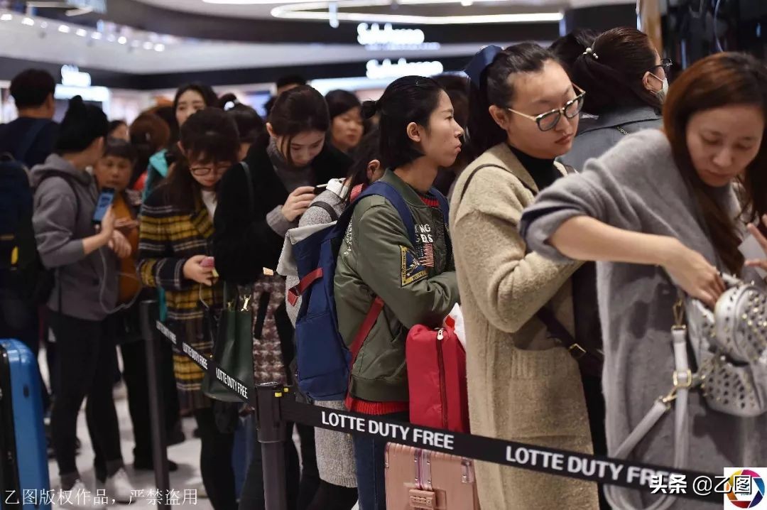 韩国免税店抢购中国游客排队,韩国免税店被中国代购包场