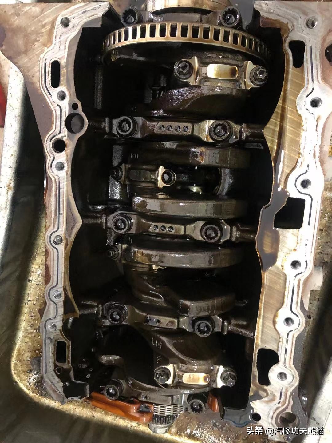 奥迪q5烧机油狂飙,奥迪q5烧机油且发动机抖动