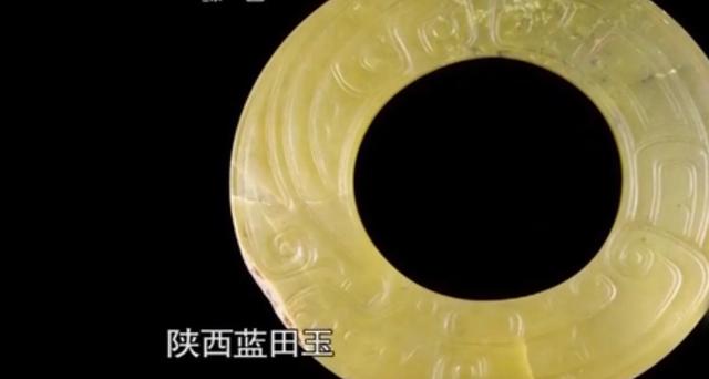 女子给专家鉴定和氏璧,女子拿翡翠碗给专家鉴定