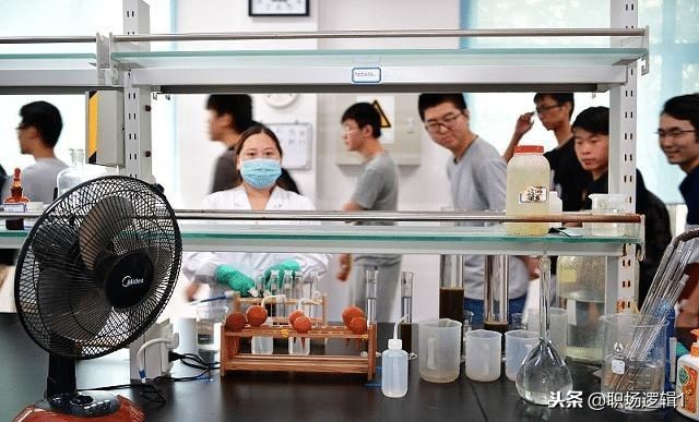 在国企工作会变得消沉,在国企上班压抑