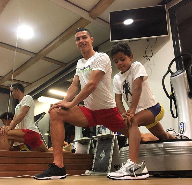 c罗的自律饮食和训练计划,c罗秀肌肉庆祝动作图片