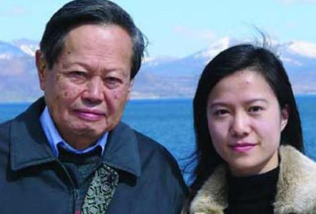 翁帆父亲和杨振宁孙女相差多少岁,翁帆的父亲评价杨振宁