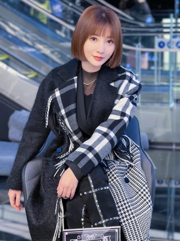 柳岩自曝身材不完美,柳岩最新吊带裙