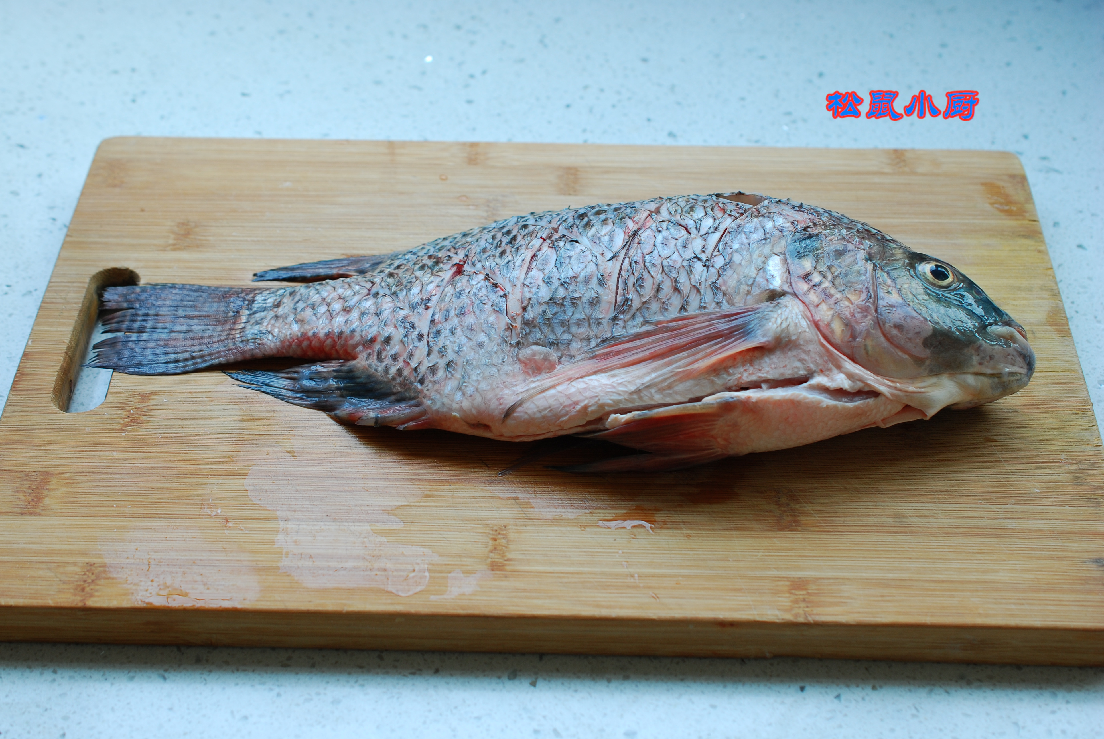 煎鱼家常做法是用面还是淀粉,煎鱼裹生粉的正确方法