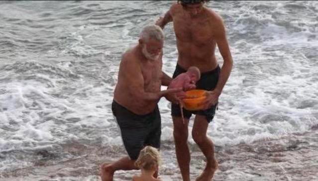 最强产妇当街生娃,最强产妇走出产房