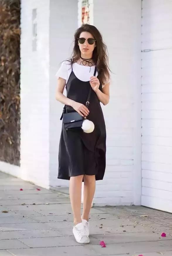 洋气上档次吊带裙秋冬内搭,今年最火的吊带裙内搭