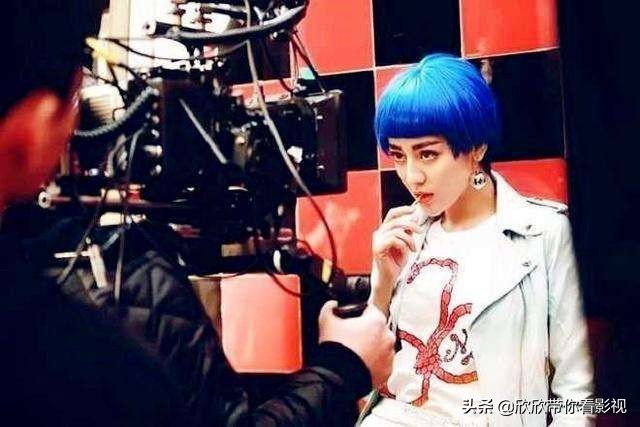 迪丽热巴丸子头加蝴蝶结发型,迪丽热巴同款发型双丸子头