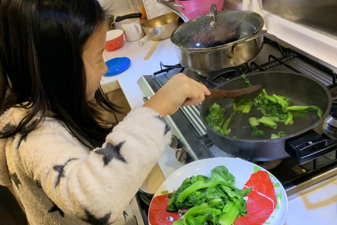 两个小孩给妈妈做大餐,两个女孩给爸妈做饭