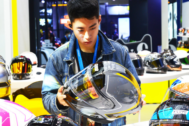 重庆摩博会丨GSB头盔探馆多款新品惊喜上市还有电加热镜片