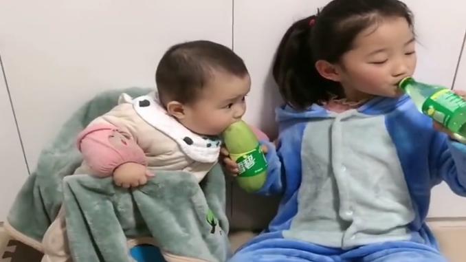 泡奶粉、换尿布，那些在家带娃的大娃们的暖心瞬间