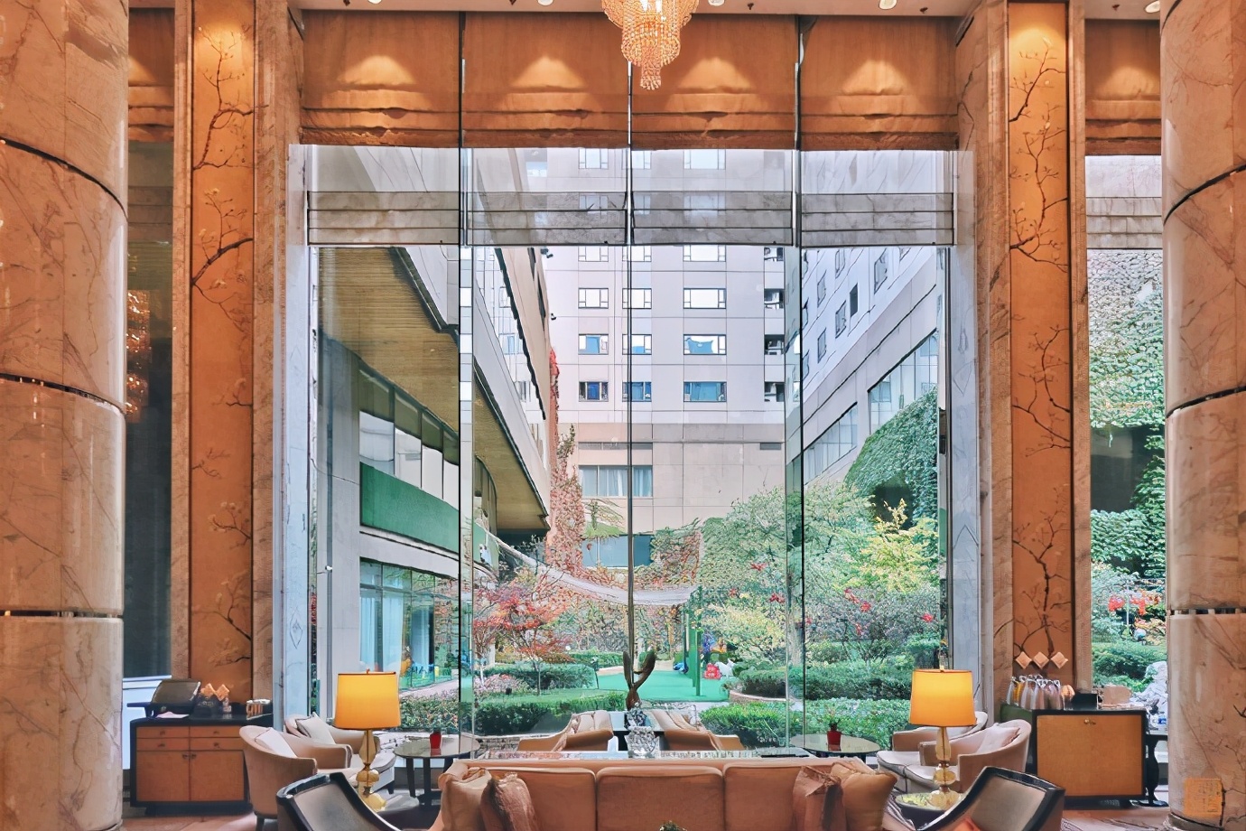 不能飞去巴黎伦敦，不如到大连喂鸽子，赏海景吃海鲜