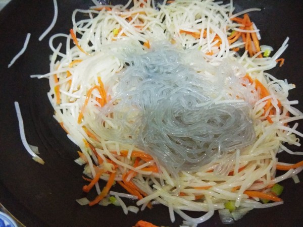 大厨教绿豆芽凉拌,大厨凉拌豆芽减脂餐做法