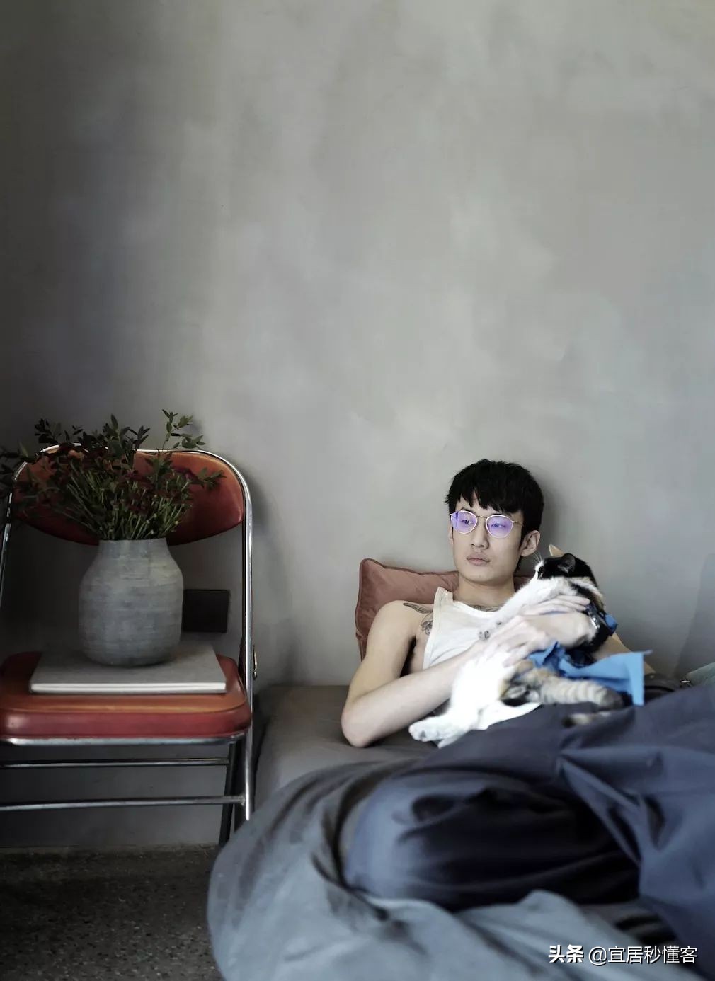 98年纹身师一人宅,酷炫工业风,家里一半面积是客厅