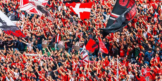 站在看台上,站在看台之上