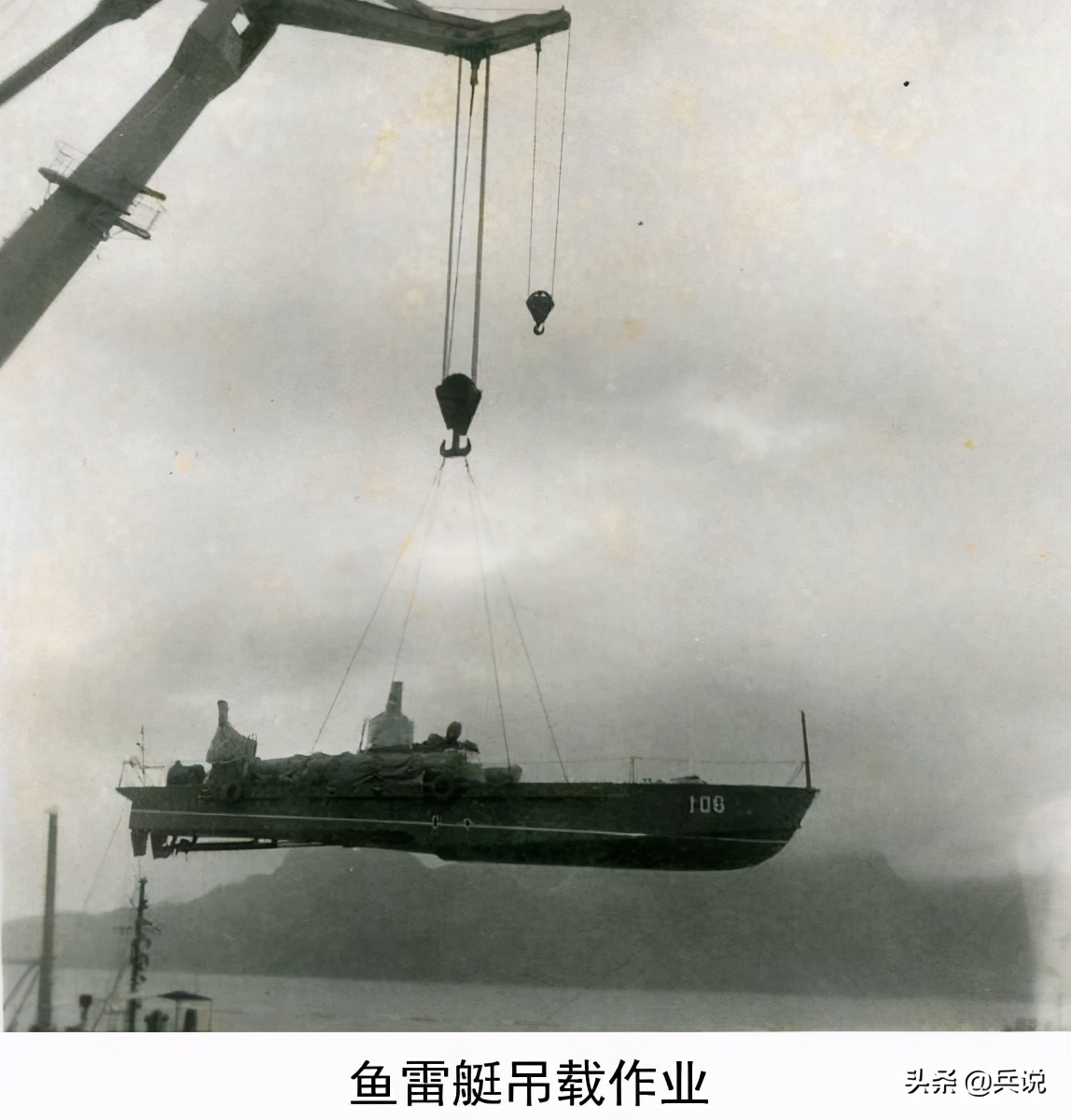 我提升大队长，和政委共住一屋，宿舍兼办公室，一人一半