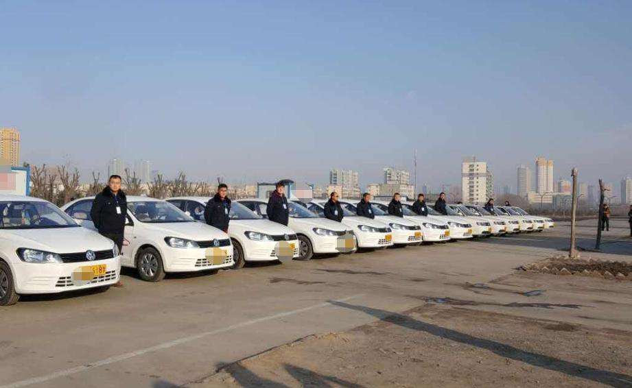 驾校招教练有什么猫腻,驾校教练工资有底薪吗