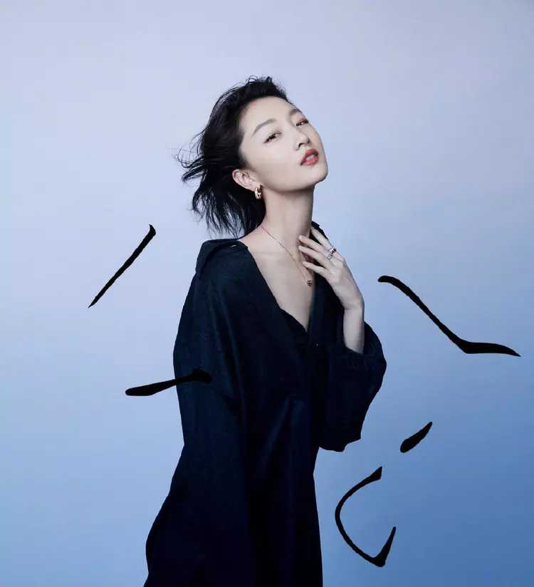 周冬雨穿衣搭配显高又减龄,平胸穿不好看的裙子