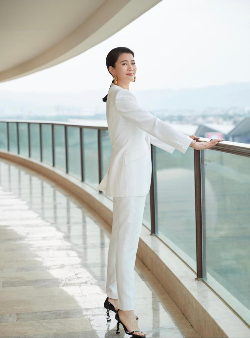 江疏影穿直筒裤好看吗,江疏影身穿白色连体裤时髦减龄