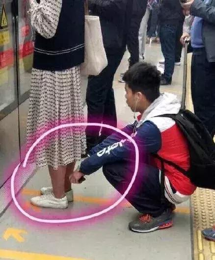 女孩们，小心你们裙底的镜头