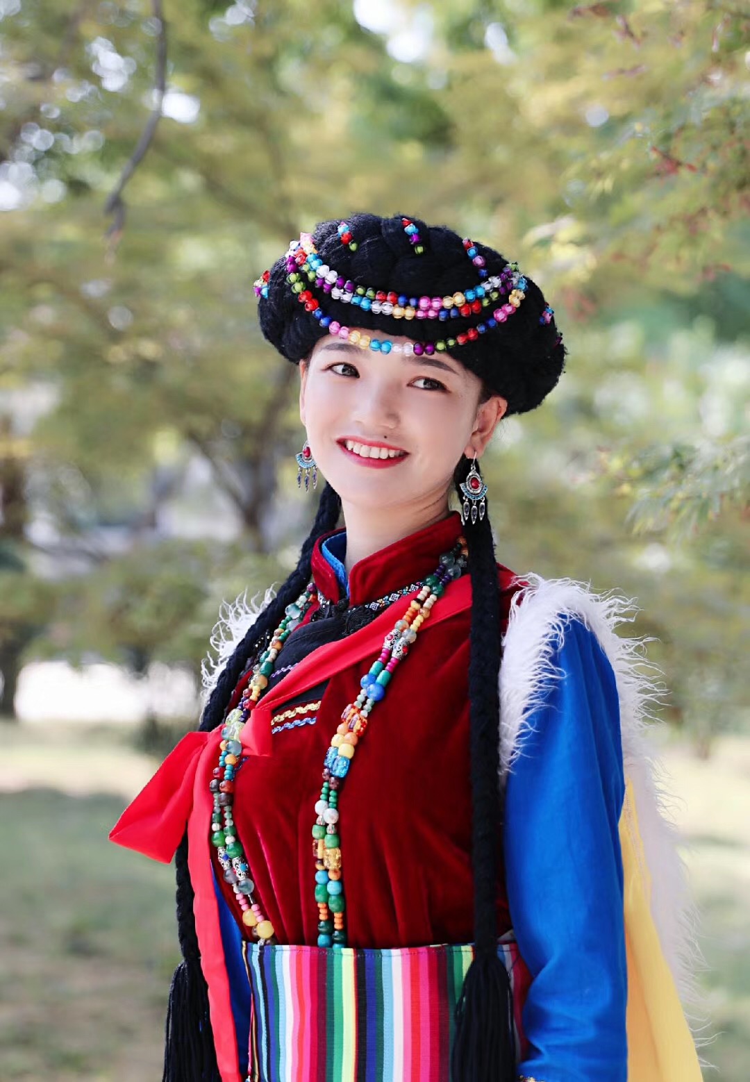 少数民族美女风景图,少数民族美女唯美图片