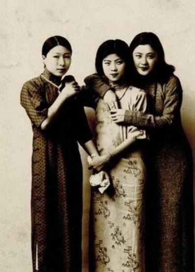 她带暗恋男友回家，不料他和妹妹一见钟情，母亲态度让人措手不及