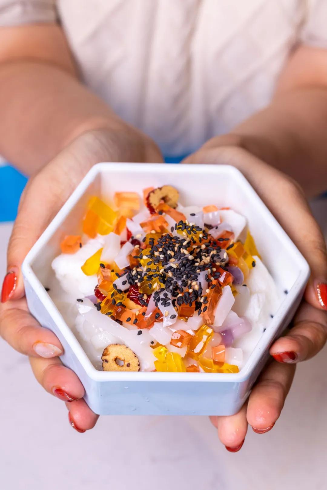 只此一家的牛腩串串火锅C位出道，19块9请你放肆开涮