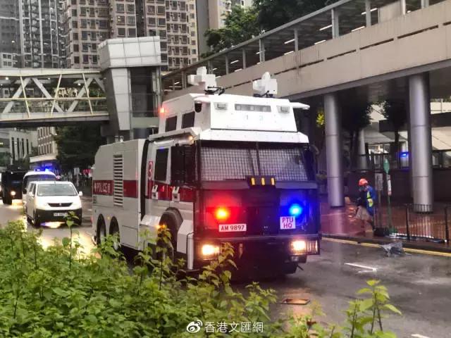 港警鸣枪示警！出动水炮车！直击香港荃湾*乱暴**