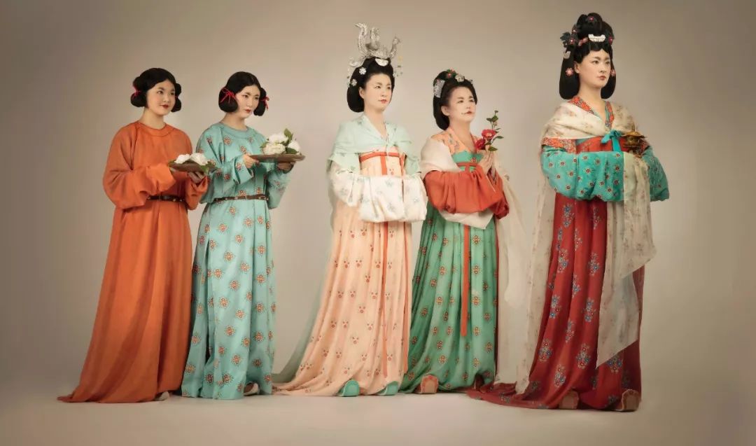 红花、板蓝根还能做衣服染料?她设计的传统服饰比欧美大牌还时尚