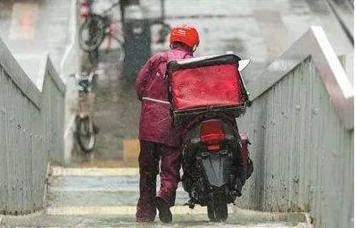 这个广州不太冷：送外卖淋雨淋出白癜风，路人举动很暖心