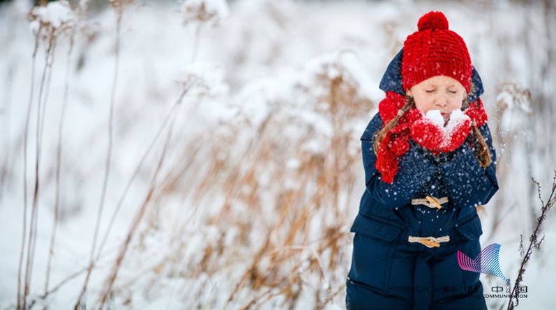 冬天穿羽绒服容易弄脏袖子,羽绒服被墨水弄脏怎么洗干净
