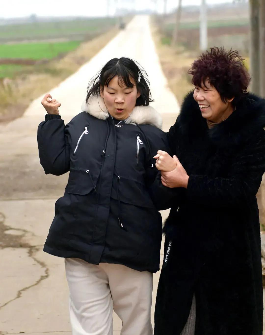 洛阳残疾女孩嘴叼木棍,残疾女孩用嘴叼木棍打字