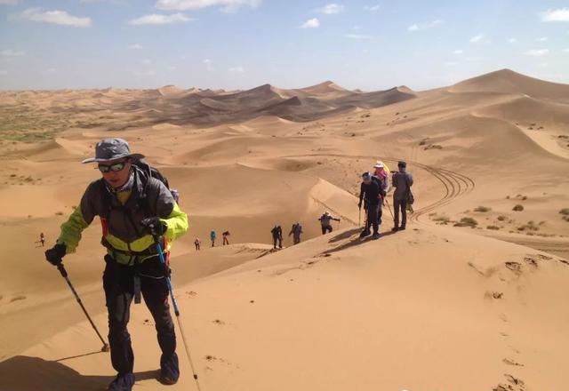 去沙漠探险中暑了怎么办,沙漠求生遇到晕倒的人