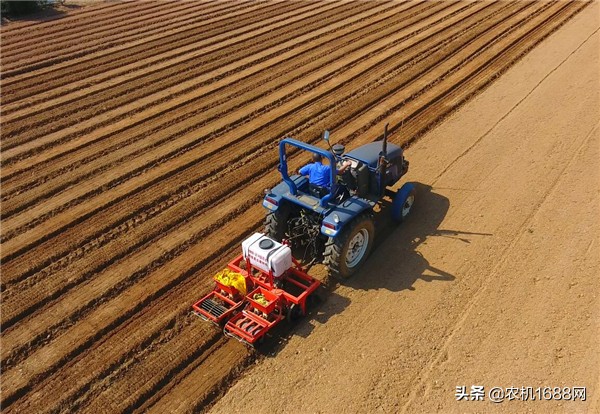 东泰花生联合收割机自走式,东泰机械花生收获机厂家