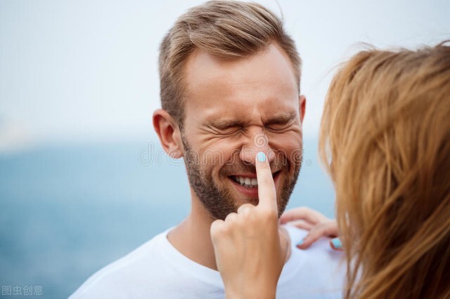 如何在公共场合有礼貌的kiss,如何在别人面前亲吻