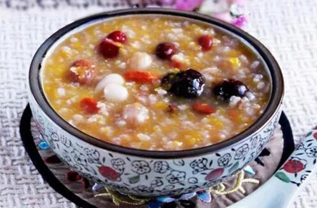 今日小寒｜轻舞一曲送冬雪，万家灯里待春风