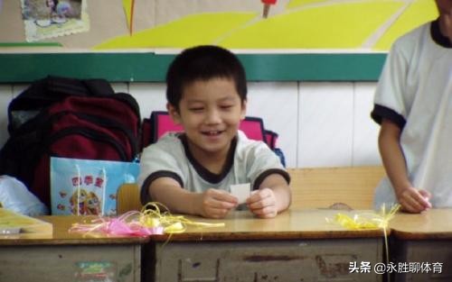 小胖樊振东军装采访,小胖樊振东军装敬礼照片