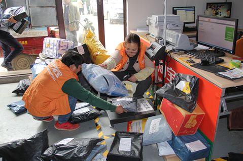 相同的衣服在拼多多和淘宝上价格,淘宝和拼多多同款衣服质量一样吗