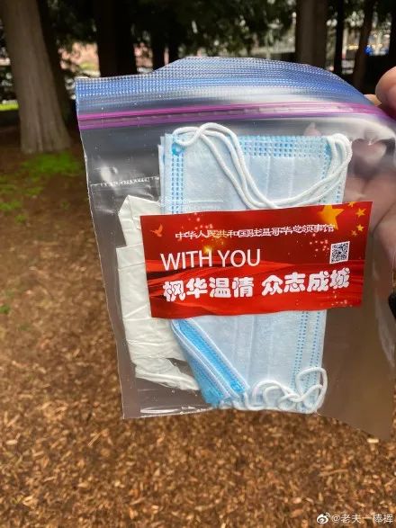 “你有中国护照所以免费发10个口罩对吗？”新加坡街头，这一幕暖哭了！