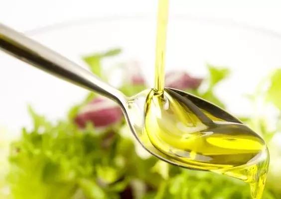 衣服上染上别的颜色怎么才能洗掉,一物降一物总有能治得了的